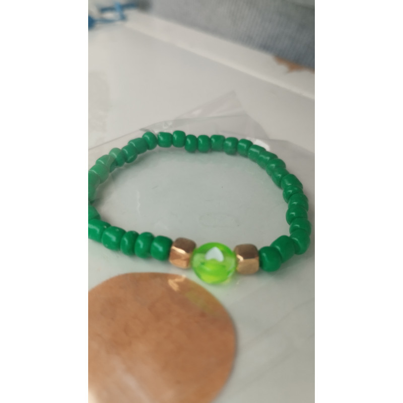 Pulsera verde con corazón verde(en el precio no están incluidos los gastos de envio)